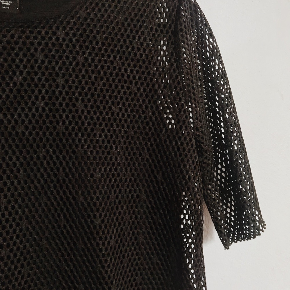 Edgy mesh print cropped tee